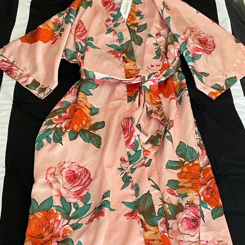 BABEYOND Floral Satin Kimono Robe NWT SIZE SMALL